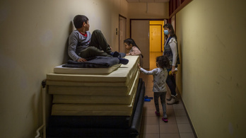 Emmi: 14 menekült, köztük 9 gyermek van kórházban Magyarországon