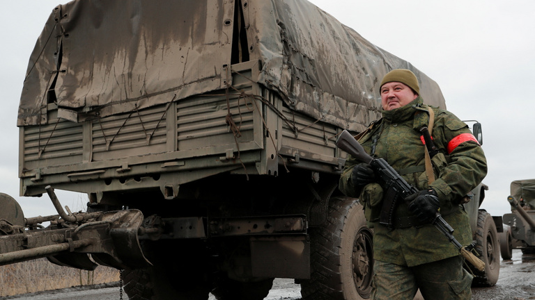 Élelemért kuncsorognak az orosz katonák az ukrán parasztok portáin