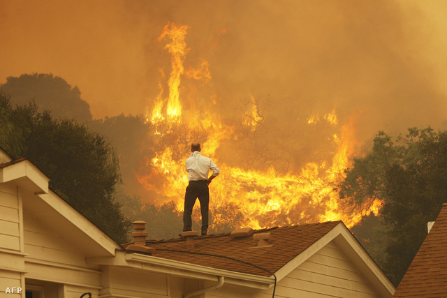égyezer lakóházat fenyeget bozóttűz Kaliforniában, Los Angelestől északnyugatra. 18000 hektárnyi növényzet égett le eddig az elmúlt két napban
