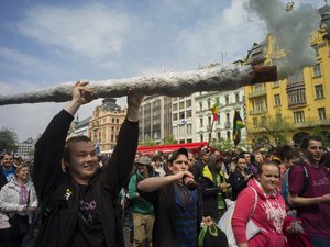 Többezres tüntetés Prágában a marihuána teljes legalizálásáért