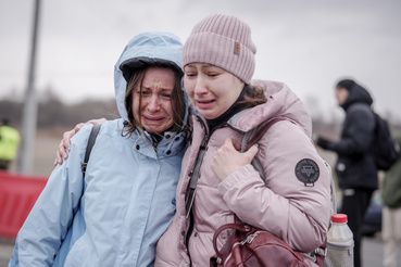 Egy anya és gyermeke sír Ukrajna és Lengyelország határán Medykában 2022. március 5-én