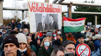 Tüntetés volt a magyar és az orosz propaganda ellen az MTVA székházánál
