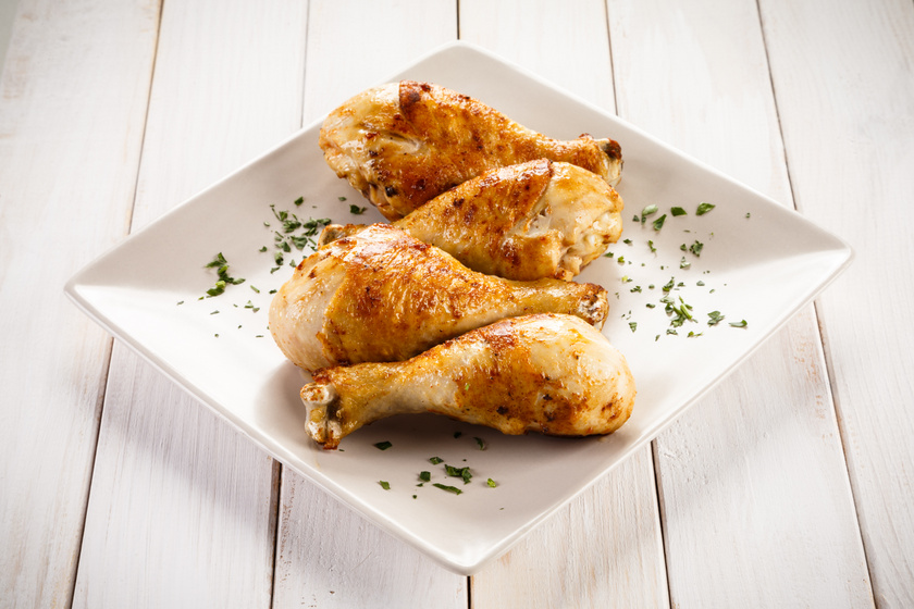 Részeges csirkecombok fehérboros szafttal: házi fűszervajjal megkenve a legfinomabb