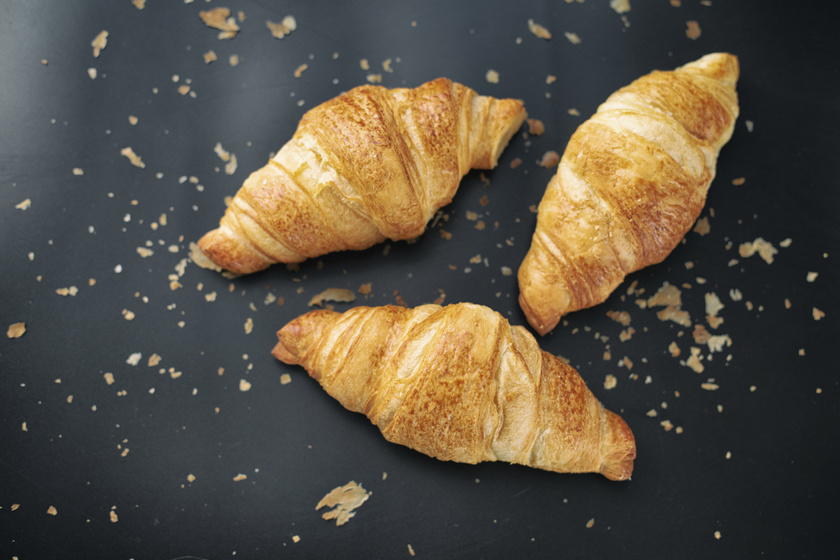Ropogós vajas croissant otthon sütve: így gyúrják a tésztát a franciák