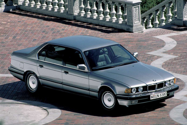 A BMW szó szerint nagy dobása. Új 7-esüket V12-es motorral is kínálták 1987-ben. Ez volt a 750i