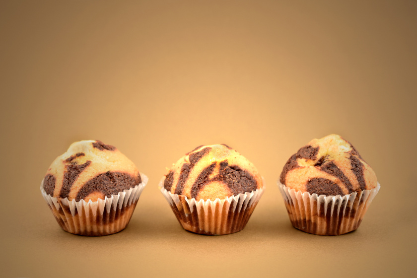 Csokis-vaníliás márványos muffin egyszerűen: mutatós süti nagyon kevés munkával