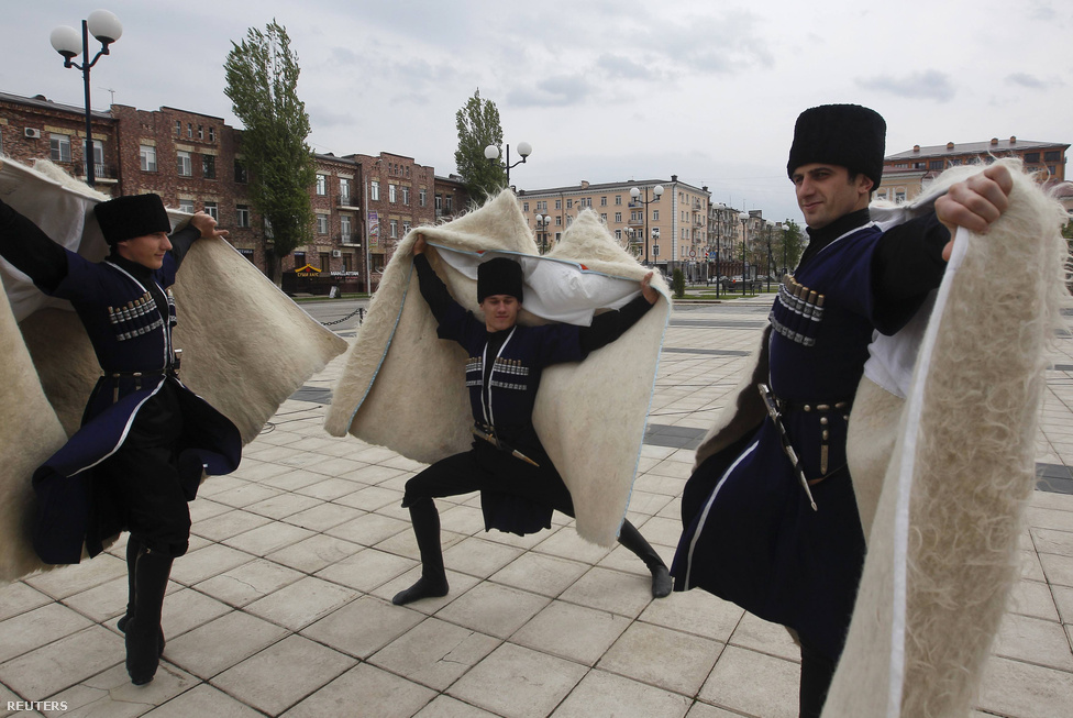 Állami ünnepség, a csecsen nyelv napja Groznijban. Lezginkát járó táncosok harci díszben. A robbanékony táncot a kisgyerekek is hamar elsajátítják. Kiemelt kultusza van a harcot imitáló kardos-késes táncoknak is. 