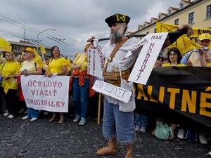 Kétezer pedagógus tüntetett Pozsonyban