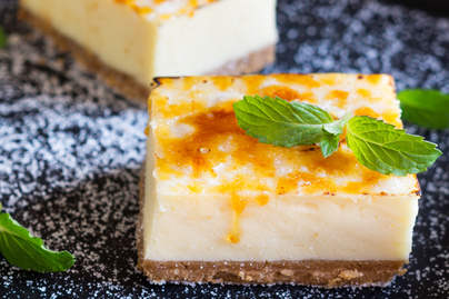 A crème brûlée és a sajttorta szerelemgyereke ez a sütemény: roppanós karamell borítja