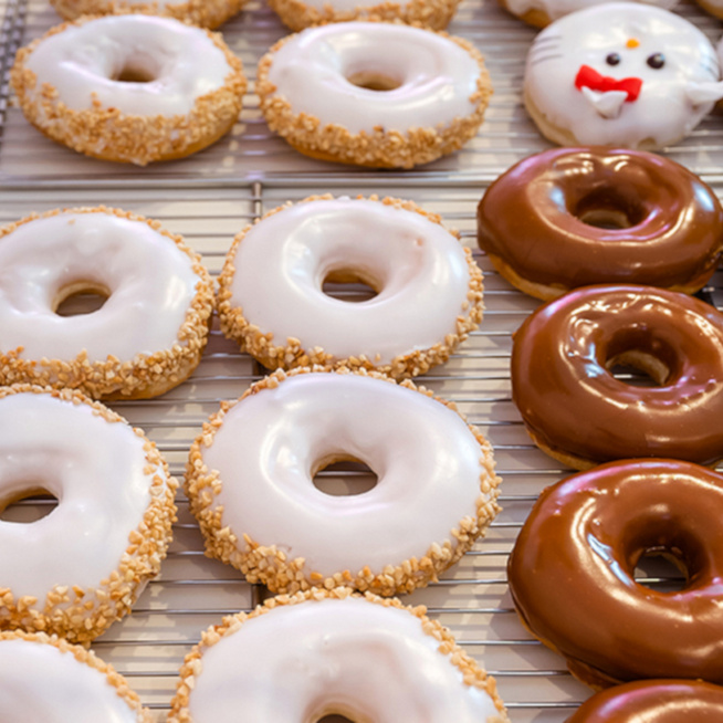 Fánkrajongók, figyelem! Megnyílt az első kézműves amerikai fánkozó, a Cream Donuts and Shakes