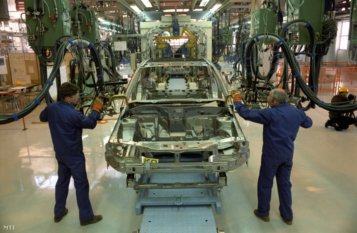 Próbaszereléseket végeznek az Opel Astra gyártósorán. Évi 15 ezer Astrára és 200 ezer motorra rendezkedett be az üzem