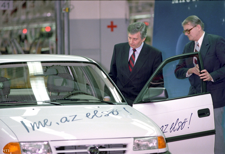 Antall József miniszterelnök ül a beszédeket követően az első fehér Astra volánja mögé, hogy az ünneplőkhöz vezesse, miután a General Motors Hungary szentgotthárdi gyárában legördült az első magyarok gyártotta modern személygépkocsi a szerelőszalagokról