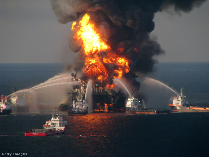 Deepwater Horizon olajfúrótorony oltása 2010. április 21-én. A torony végül elsüllyed, és utána az olajkitörés a legnagyobb ilyen volt, óriási kárt okozva a Mexikói-öböl élővilágában