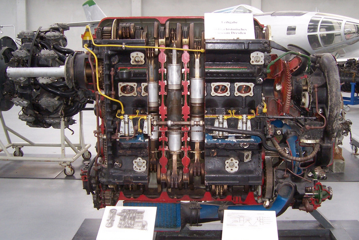 Ellendugattyús Junkers repülőgép dízelmotor a második világháború időszakából. Ilyen dízelmotorral hajtott gépekkel akarták a nácik Amerikát bombázni