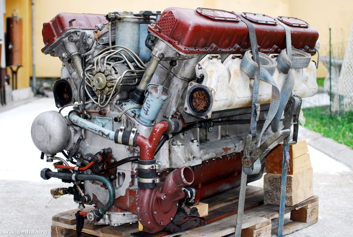 A T55-ös V12-es dízelmotorja. A két hengersor között jól látszik a sűrített levegős indító elosztója. A soros dízeladagoló mögötte helyezkedik el, szintén a két hengersor között