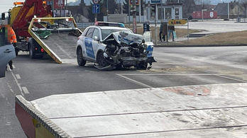 Rendőrautóval ütközött egy BMW Miskolcon, az egyik sofőr életveszélyes állapotban van