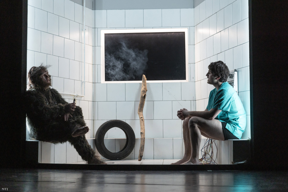 Dankó István és Lengyel Benjámin a Katona József Színház Melancholy Rooms című színdarabjának fotóspróbáján 2022. március 2-án