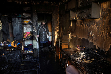 Egy lakó megnézi megsemmisült lakását Kijevben 2022. március 15-én