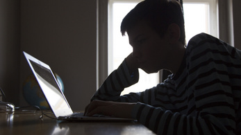 Gyakran későn veszik észre a gyerekek az online becserkészést