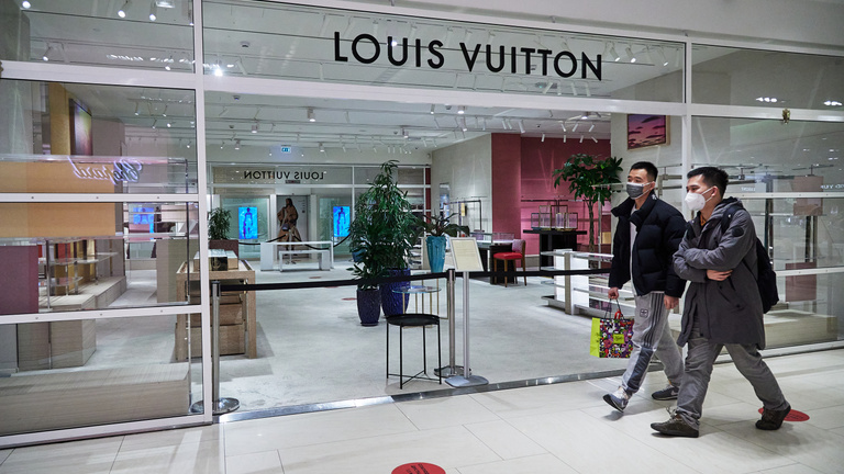 A luxusdivatmárkák boltjait kifosztották az orosz elit tagjai