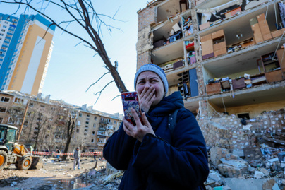 8 megrázó fotó Kijevből: szétlőtt házaik mellett állnak a volt lakók a tüzérségi támadás után
