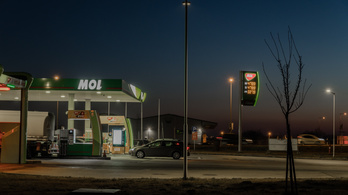 Három bezárt benzinkutat is átadott a kormány a Molnak