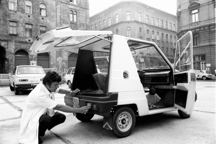 A Kereskedelmi és Minőségellenőrzési Intézet (KERMI) munkatársa vizsgálja a Pulit 1988-ban, hogy a miniautó kereskedelmi forgalomba kerülhessen (fotó: MTI/ Nemzeti Fotótár)