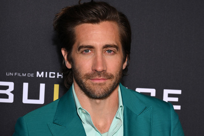 Jake Gyllenhaal 15 évvel fiatalabb párja csillogó ruhában lépett a vörös szőnyegre: a színész le sem vette róla a kezét