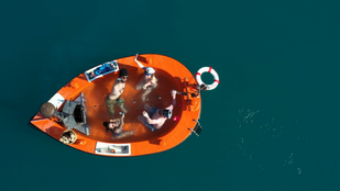 Fűtött vizes csónakokban ringatózhatunk egy svájci tavon