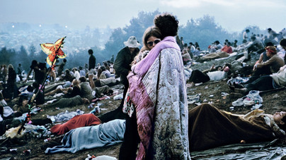 Woodstock arca lett a szerelmesen ölelkező hippi pár – Fénnyel írt történelem