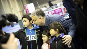 Orbán Viktor felkereste a menekülteket a BOK-csarnokban