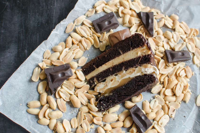 A legfinomabb házi Snickers-torta: selymes krémmel, karamellel és mogyoróval