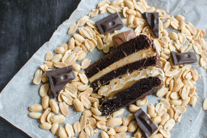 A legfinomabb házi Snickers-torta: selymes krémmel, karamellel és mogyoróval