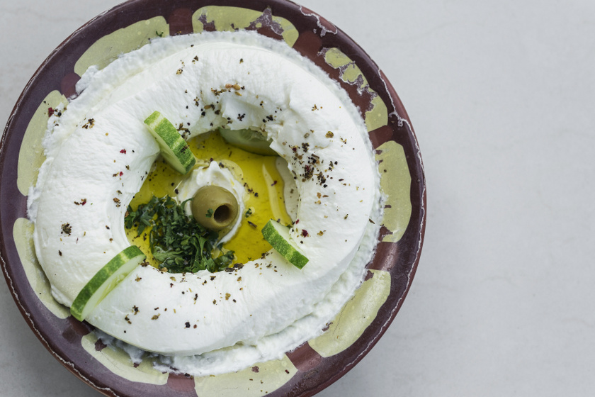 Így készíts közel-keleti joghurtsajtot: a labneh hamar készen van, és ellenállhatatlan