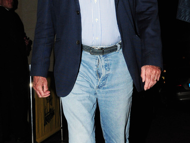 John Cleese lehúzott sliccel vágott hülye arcot