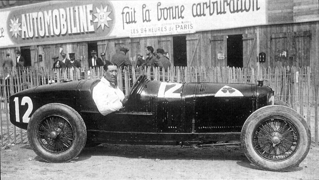 A P2-es Al­fa Romeo ver­seny­au­tó, Vittorio Jano ta­lán leg­hí­re­sebb al­ko­tá­sa. A kor­mány­nál gróf Gastone Bril­li-Pe­ri, aki sí­pot fúj­va za­var­ta el ma­ga elől a las­súbb ver­seny­ző­ket. A kép az 1925. évi GP előtt ké­szült a Montlhéry pá­lyán
                        (Fotó: Collection Burányi)