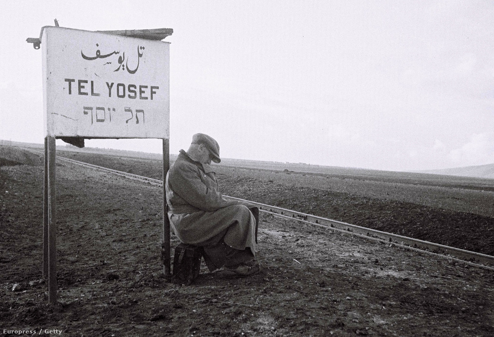 Zsidó férfi vár a vonatra a Tel Joszef vasútállomásnál 1933-ban. A zsidók több hullámban érkeztek a brit fennhatóság alatt álló Palesztina területére. Dávid Ben-Gúrión első miniszterelnök 1948. május 14-én kiáltotta ki a független Izrael államot, amit aztán az Egyesült Államok és a Szovjetunió május 15-én és 17-én elismert.