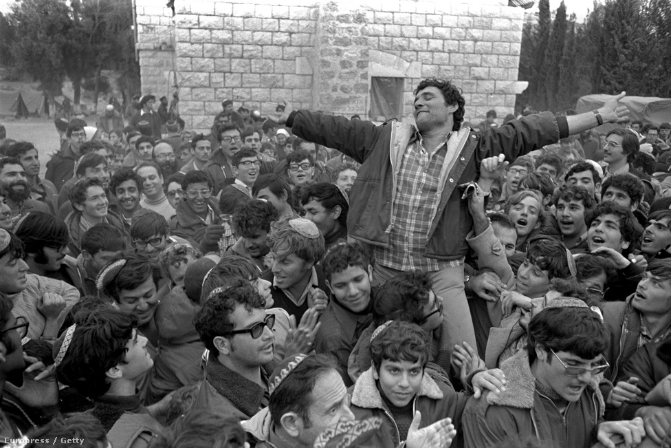 1975. december 8-án társai a magasba emelik Hanan Porat jobboldali politikust, miközben azt ünneplik, hogy a kormány zöld utat nyitott az első zsidó telepeknek Szamariában. A ciszjordániai telepépítések és bővítések azóta is az izraeli-palesztin békefolyamat legnagyobb akadályát jelentik. Ciszjordániában a lakosság ötöde zsidó, négyötöde arab.