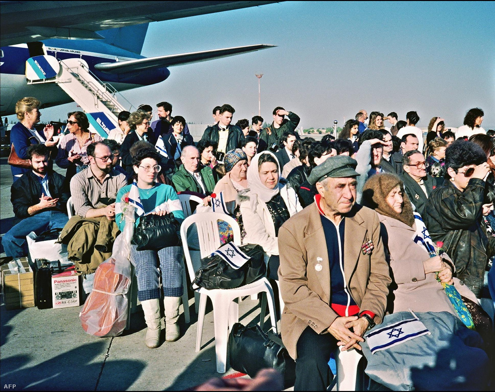 Szovjet zsidók érkeznek a Ben-Gúrión repülőtérre 1990. december 7-én. 1989-1992 között három év alatt közel tíz százalékkal nőtt Izrael népessége az Etiópiából, Jemenből és főként a Szovjetunióból érkező zsidóknak köszönhetően.