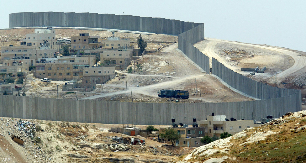 A 2006 óta kómában fekvő Ariel Sárón ötéves miniszterelnöksége alatt Izrael kivonult a Gázai övezetből, viszont falat húztak Ciszjordánia köré.