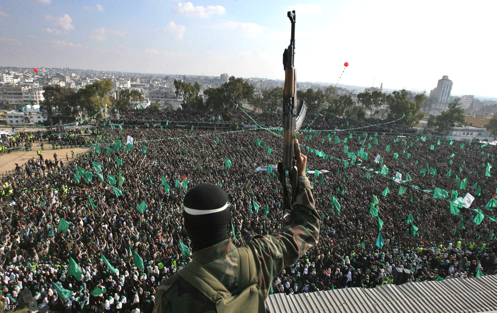  Iszmail Haníja, a Hamász vezetője mondott 
                        beszédet a tömegnek Gázában. Az 1993-as oslói palesztin-izraeli megállapodás értelmében Gáza palesztin fennhatóság alá került, de az izraeli csapatok 2005-ig megszállva tartották az övezetet. Kivonulásuk után, a 2006-os választásokon az övezetben a Hamász került hatalomra – ezzel gyakorlatilag két részre szakadt a Palesztin Nemzeti Hatóság, mert Ciszjordánia a Palesztin Felszabadítási Szervezet, a Fatah uralma alatt maradt.