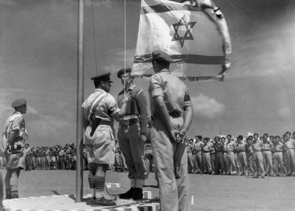 1948. június 8.: egy izraeli katona először húzza a magasba Izrael zászlaját.