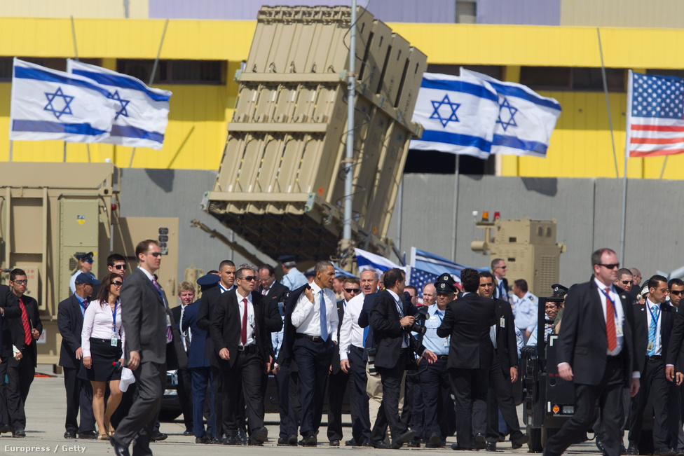 Második ciklusa első külföldi útján március 20-án Izraelbe érkezett Barack Obama. Elnökként először járt a zsidó államban, miután első ciklusa alatt feltűnően hűvös volt a viszonya Benjámin Netanjahu izraeli miniszterelnökkel. A háttérben a Vaskupola rakétavédelmi rendszer egyik lövege.