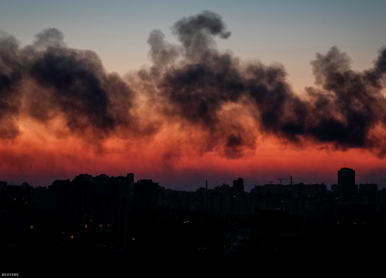 Sűrű füst gomolyog Kijev egyik külső kerülete fölött egy orosz légitámadás után. 2022.03.17.