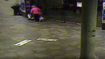 Felvételen, ahogy aluljáróban rabolnak ki egy földön fekvő férfit a Kálvin téren