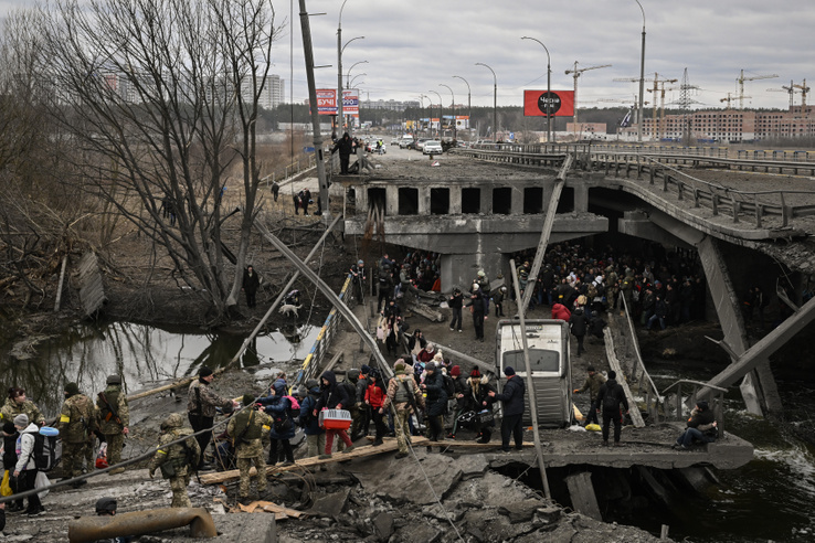 Irpiny városának evakuálása a megsemmisült hídon keresztül 2022. március 5-én