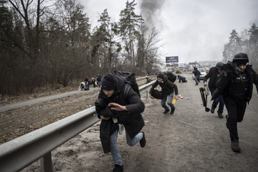 Menekülő emberek a robbanás elől Irpinyben a civil lakosság evakuálása közben 2022. március 6-án