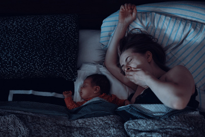 Hogy telik egy 3 gyerekes anyuka éjszakája? Cseppet sem rózsaszín 2 perces videó