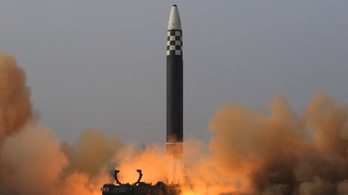 Kim Dzsongun személyesen felügyelte egy új típusú ballisztikus rakéta tesztjét