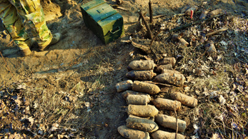 Bombákat találtak egy erdőben Komárom és Ács között